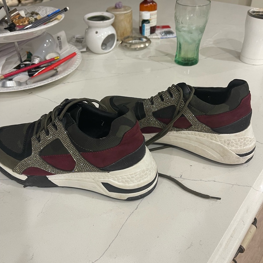 Steve Madden size 8 R tennis shoes. Lightly worn. - Picture 8 of 8